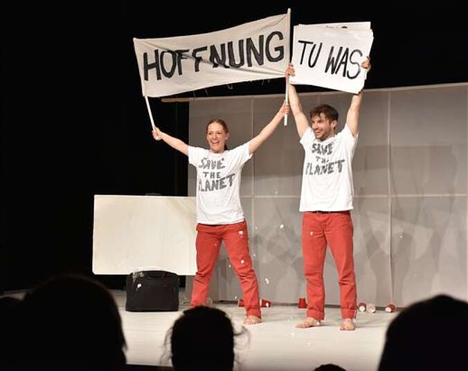 Bild zur Veranstaltung: TRASHEDY / 11+ - performing:group