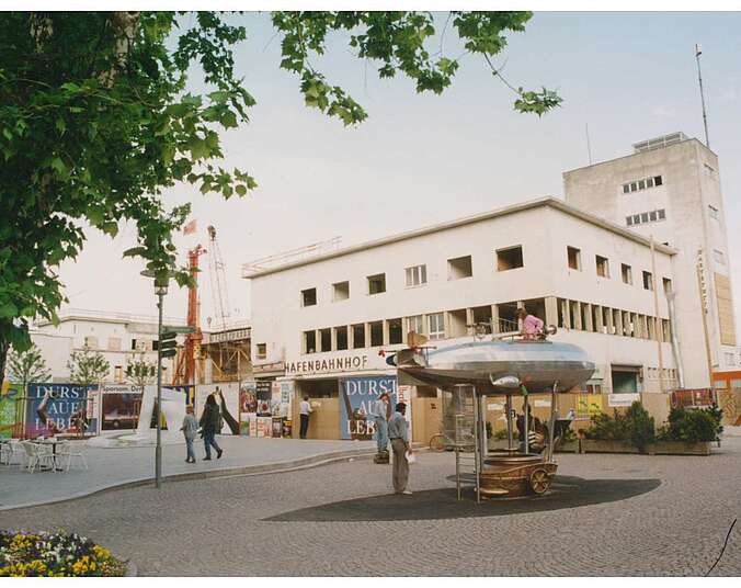 Baustelle des Zeppelin Museums in den frühen 90ern. Der alte Hafenbahnhof wird umgebaut.