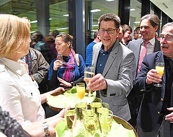 Menschen am Buffet