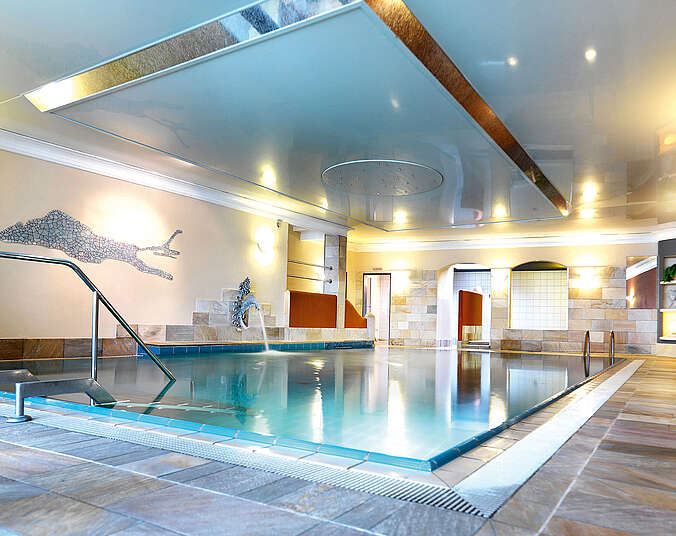 Beleuchtetes Hallenbad im Hotel Traube am See.