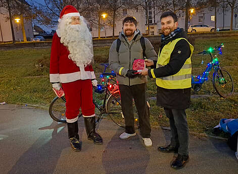 Weihnachtmann mit zwei Männern