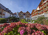 Aussenansicht mit einem üppigen Blumenbeet vor dem Ringhotel Krone Schnetzenhausen 