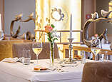 Blick auf einen schön dekorierten Tisch in der Kronenstube des Ringhotels Krone Schnetzenhausen
