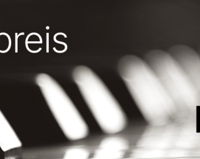 Großaufnahme in Schwarz-Weiß von einer Klaviertastatur