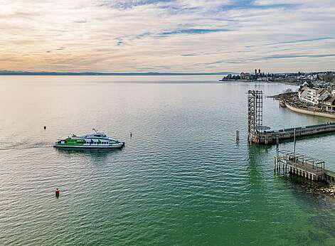 Katamaran bei der Einfahrt in Friedrichshafen, Moleturm und Uferpromenade ist zu sehen.