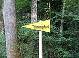 Trimm-Dich-Pfad-Wegweiser im Wald