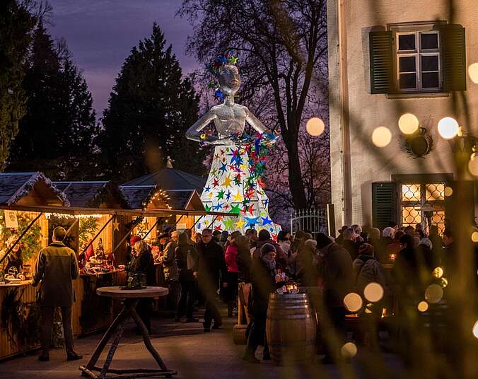 Hütten im Schlosshof, weihnachtlich dekoriert