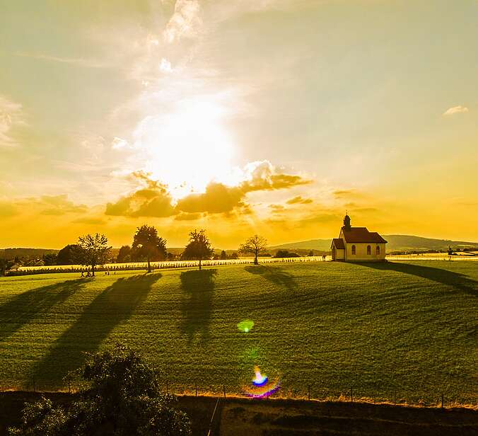 Blick auf die Haldenbergkapelle in Ailingen bei Sonnenuntergang