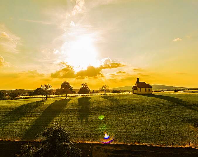 Blick auf die Haldenbergkapelle in Ailingen bei Sonnenuntergang