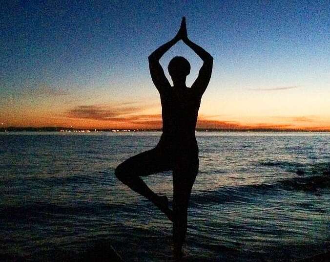 Frau in Yogaposition