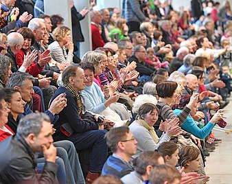 Menschen applaudieren