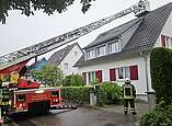 Drehleiter deckt das Dach ein