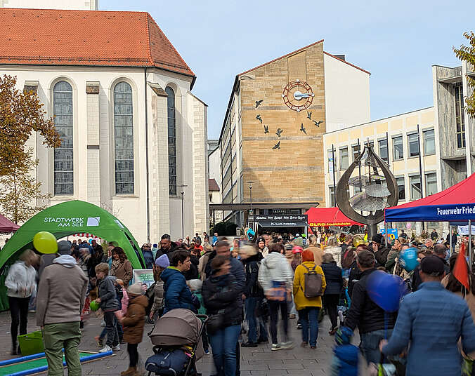 Menschen und Stände zwischen Gebäuden