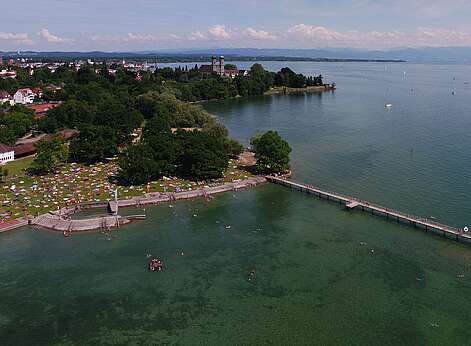 Strandbad Luftaufnahme mit Stadt im Hintergrund.
