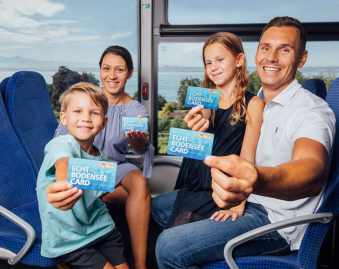 Familie zeigt stolz ihre Bodensee card