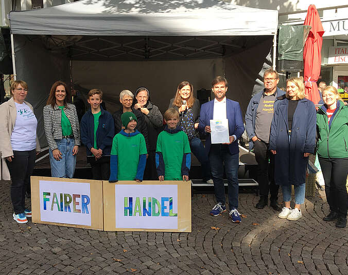 Fairhandels-Akteure vor der Bühne beim Stadtfest