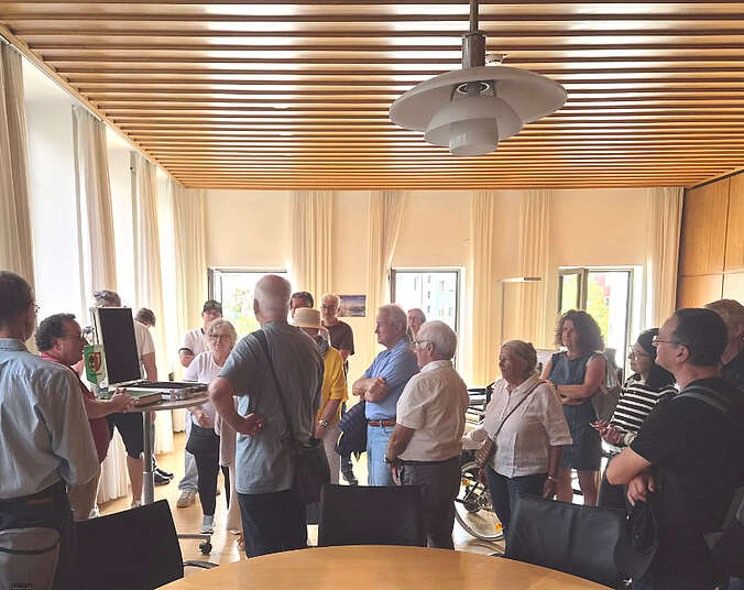 Eine Personengruppe im Büro der Oberbürgermeisters