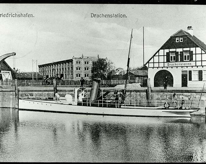 Historisches Schiff vor der ehemaligen Drachenstation im Hafen von Friedrichshafen.