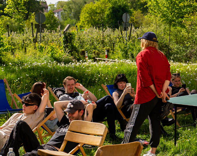 Menschen im Grünen. (Foto: Timotheus Krajewski)