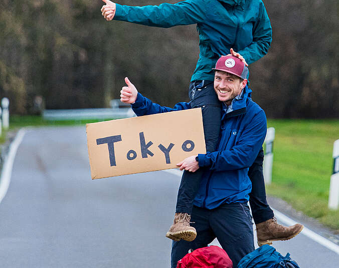 Mann mit Frau auf den Schultern. (Foto: Bastian Maria)