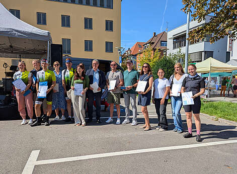 Mit Auszeichnung: Gruppenbild auf Parkplatz
