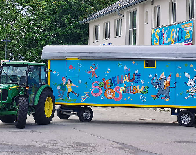 Traktor mit Anhänger blau bemalt mit Figuren und Blumen