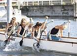 Drachenboot-Cup: Mannschaft aus Meerjungfrauen paddelt