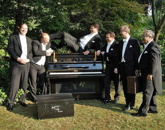 Musiker Männer und Tenöre stehen am Flügel