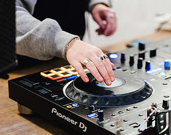 DJ-Pult mit Hand