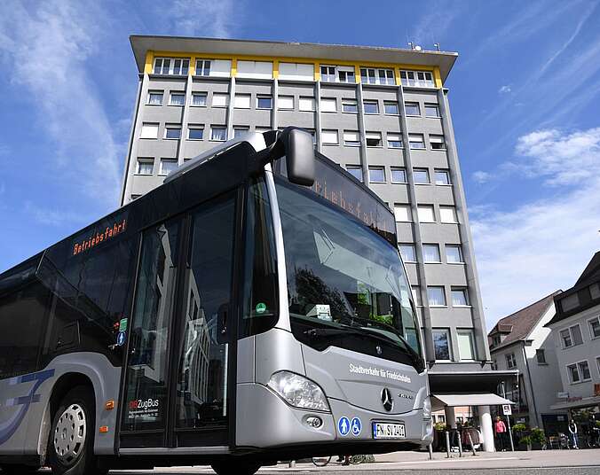 Bus vor Gebäude