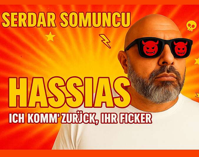 Ein glatzköpfiger Mann mit grimmigem Gesicht starrt an der Kamera vorbei und trägt dabei eine dunkle Sonnenbrille, welche auf den Gläsern einen roten Teufelskopf abgedruckt hat.