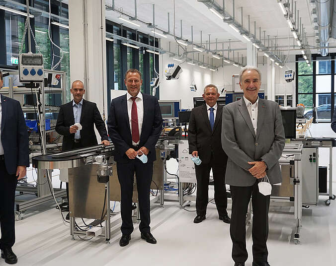 Gruppenfoto, von links: Prof. Dr.-Ing. Herbert Dreher, Rektor der DHBW Ravensburg, Prof. Dr.-Ing. Lars Ruhbach, Geschäftsführer IWT, Hansjörg Metzger, Prokurist der Zeppelin-Stiftung Ferdinand gGmbH, Lutz Wegerich, Geschäftsführer der Zeppelin-Stiftung Ferdinand gGmbH, Prof. Dr.-Ing. Heinz-Leo Dudek, Leiter Technikcampus Friedrichshafen, und Andreas Brand, Oberbürgermeister der Stadt Friedrichshafen.