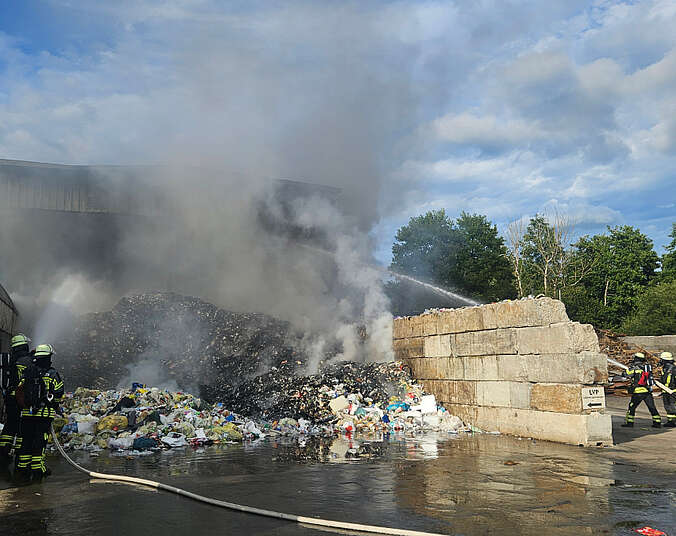 Feuerwehrmänner löschen Brand