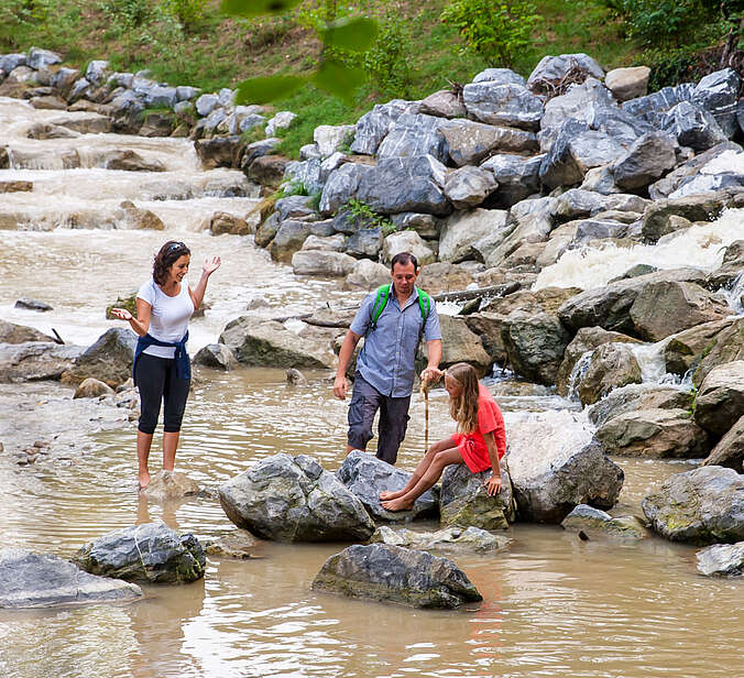 Menschen wandern im Fluß