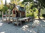 Sandkasten mit Spielhaus