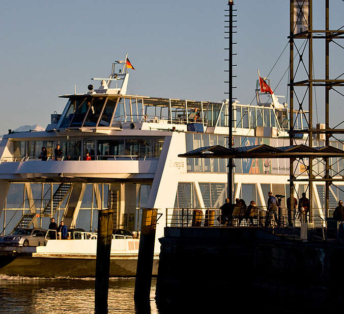 Katamaran bei der Abfahrt vom Hafen