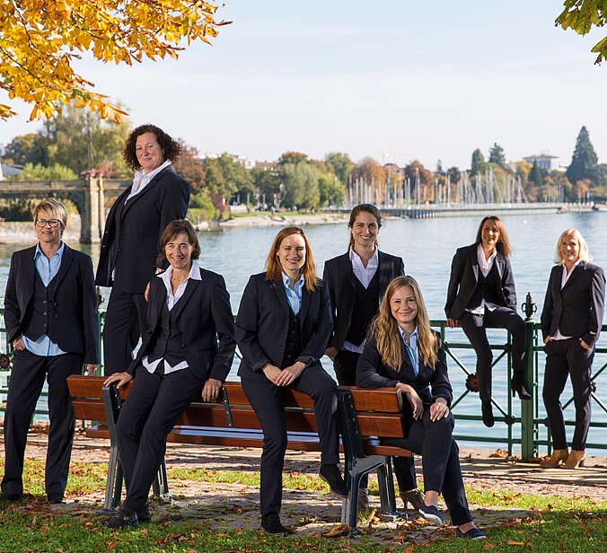 Porträt Angestellte der Tourist Information vor dem See auf einer Bank und am Geländer