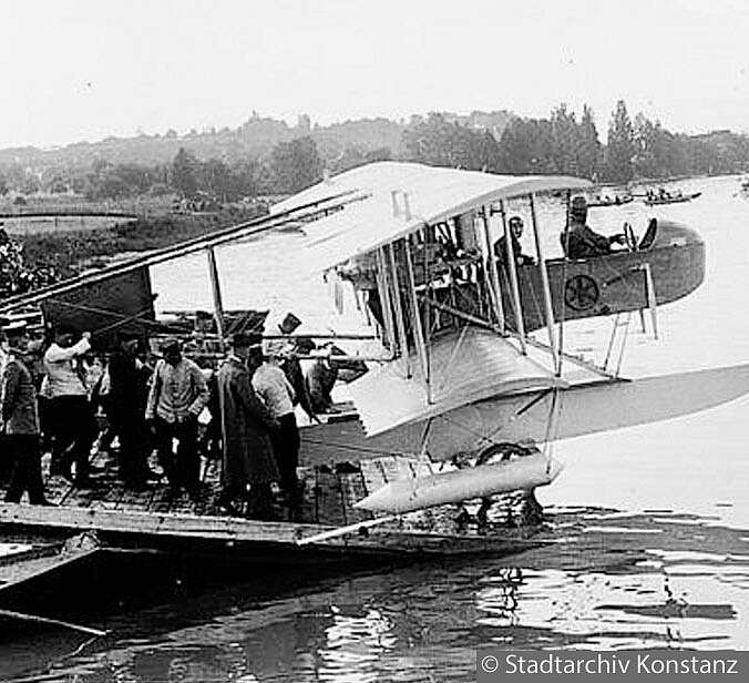 altes Bild vom Wasserflugzeug mit Personen an Bord