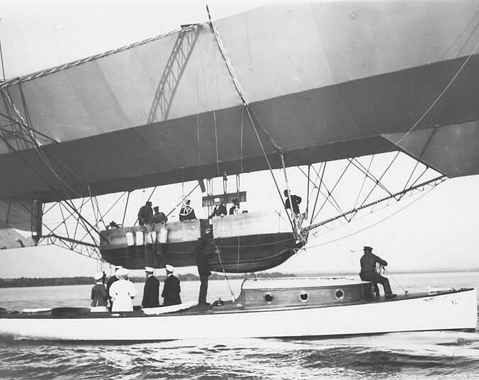 Historisches Bild auf dem das Königspaar gerade in das Zeppelin Luftschiff LZ4 steigt.