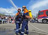 Ein Trupp der Jugendfeuerwehr bei den Löscharbeiten