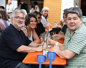 Menschen am Biertisch