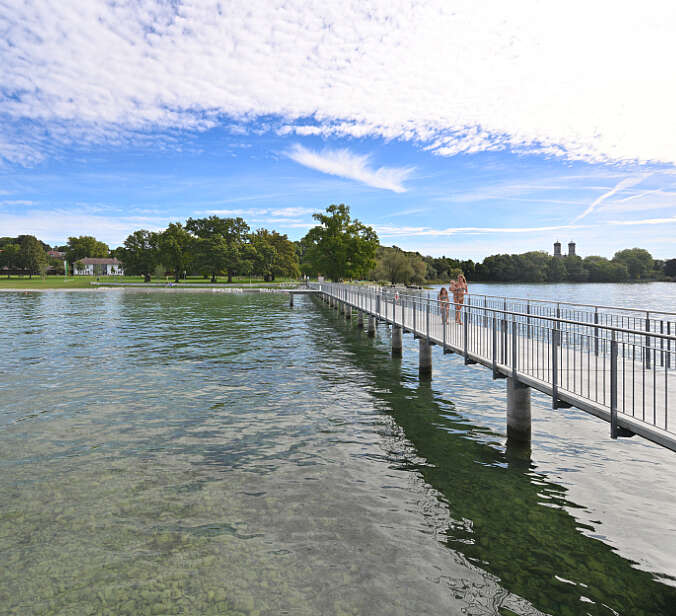 Steg in den Bodensee des Strandbads, im Hintergrund neugestaltetes Ufer