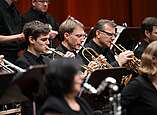Musiker und Musikerinnen des Orchesters währen eines Stücks
