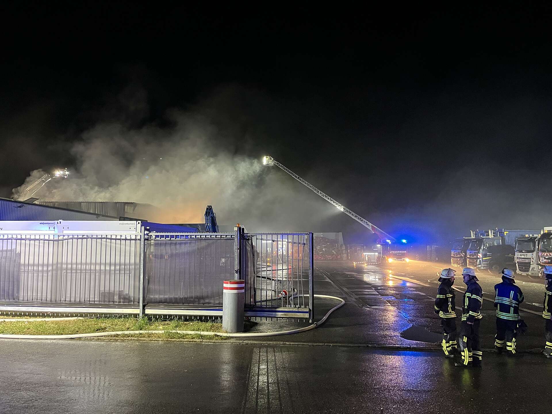 Brand in Lager Müllverwertungsunternehmen Nähe Messe