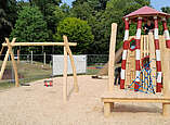 Spielplatz mit verschiedenen Klettergerüsten