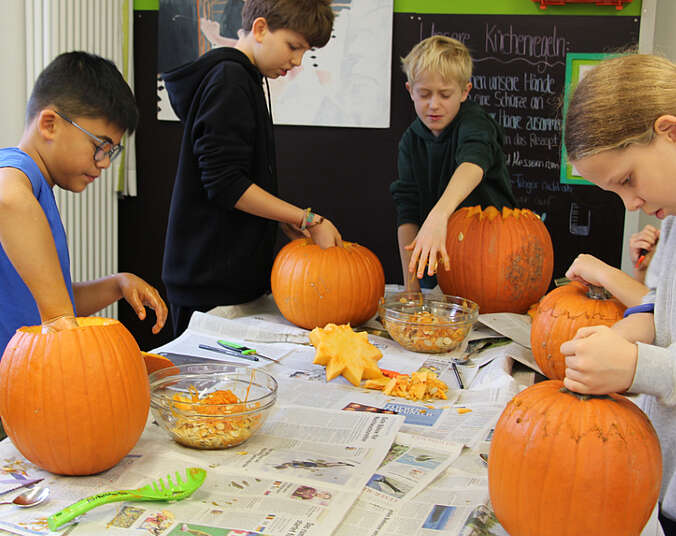 Kinder basteln Kürbisgeister