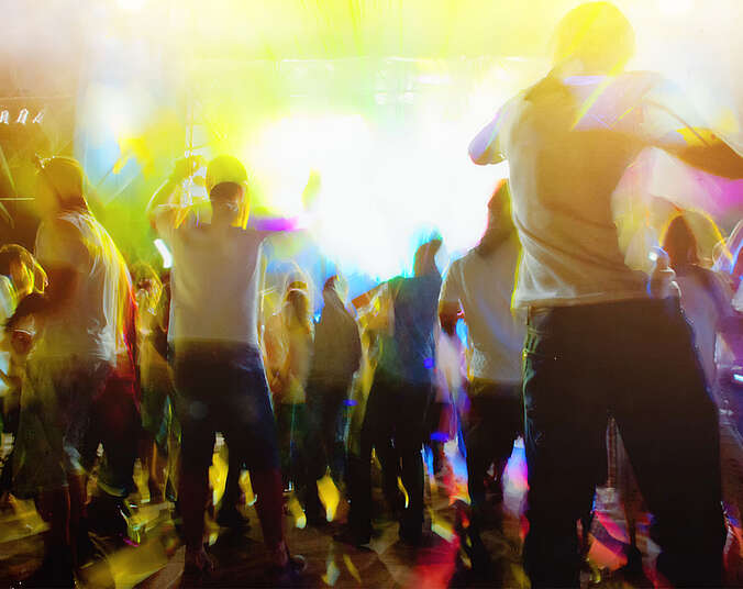 viele Menschen tanzen