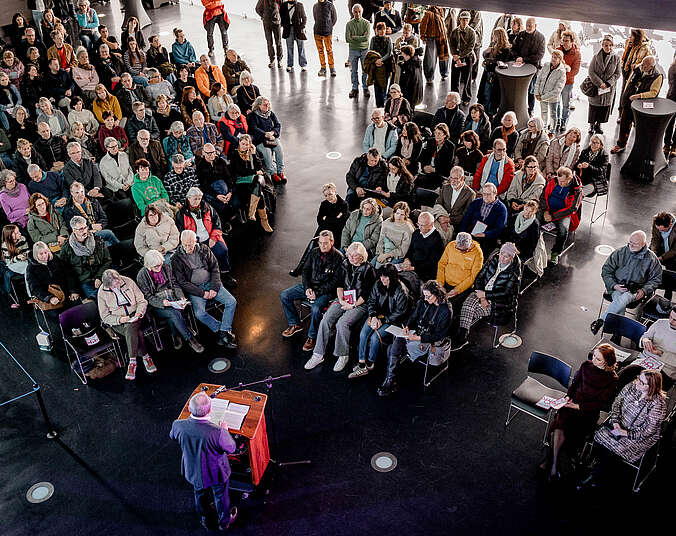 Menschen bei Vortrag mit Redner