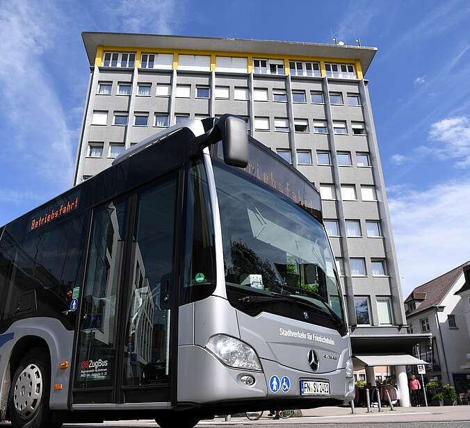 Bus des Stadtverkehrs der Stadt