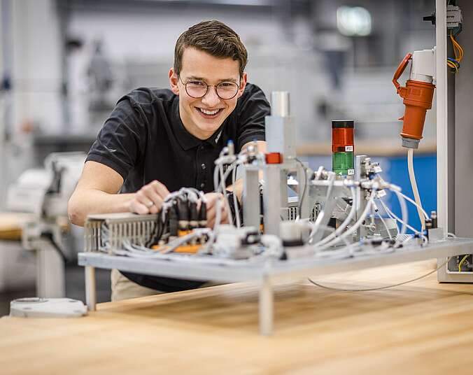 Junger Mann montiert Gerät